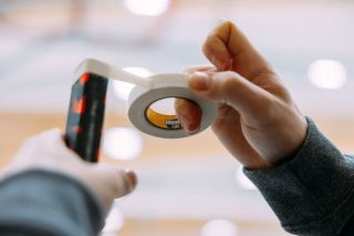 🛎️ Srpen klepe na dveře. Pásku máš? 📦 👉 www.howieshockeytape.cz #tape #cloth #clothtape #colored #coloredtape #shin #pad...