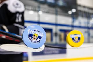 Kdo má vosk na čepel, ten má navrch. 💪 Howies to jistí. 👉 www.howieshockeytape.cz #tape #cloth #clothtape #colored...