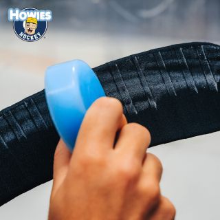 Trénink bolí, ale páska drží. Používáte Howies vosk na čepel? 🔥 👉 www.howieshockeytape.cz #tape #cloth #clothtape #colored...